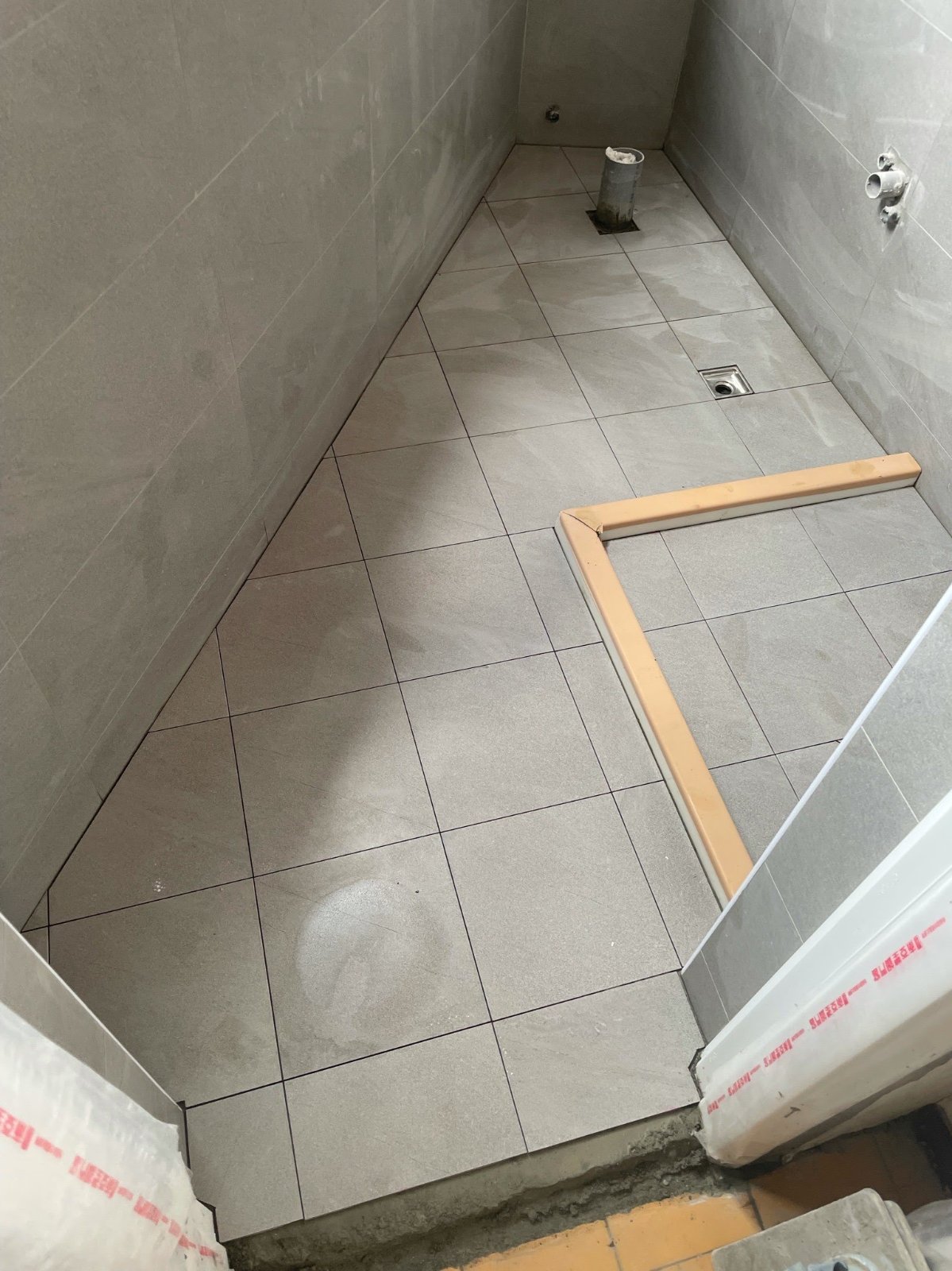 台北泥作實例:浴室灰色霧面地磚與壁磚鋪貼完工-年輕有為工程行