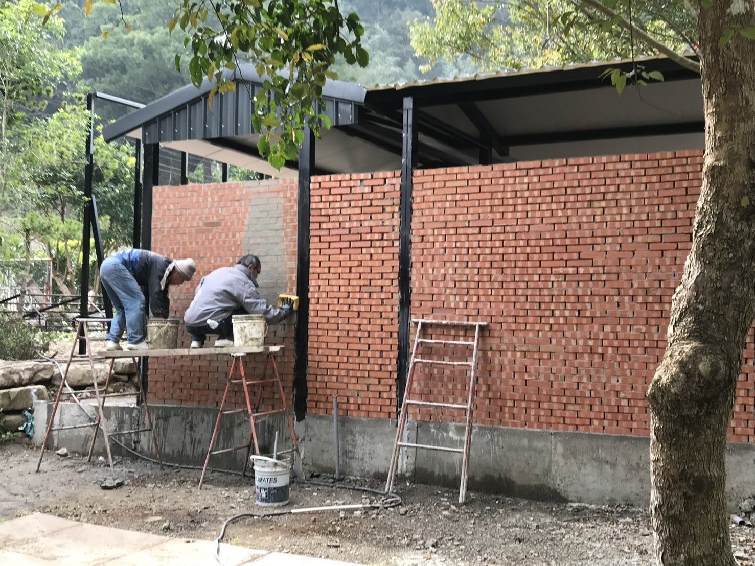 台北泥作師傅施工中:紅磚外牆砌磚與勾縫-年輕有為工程行