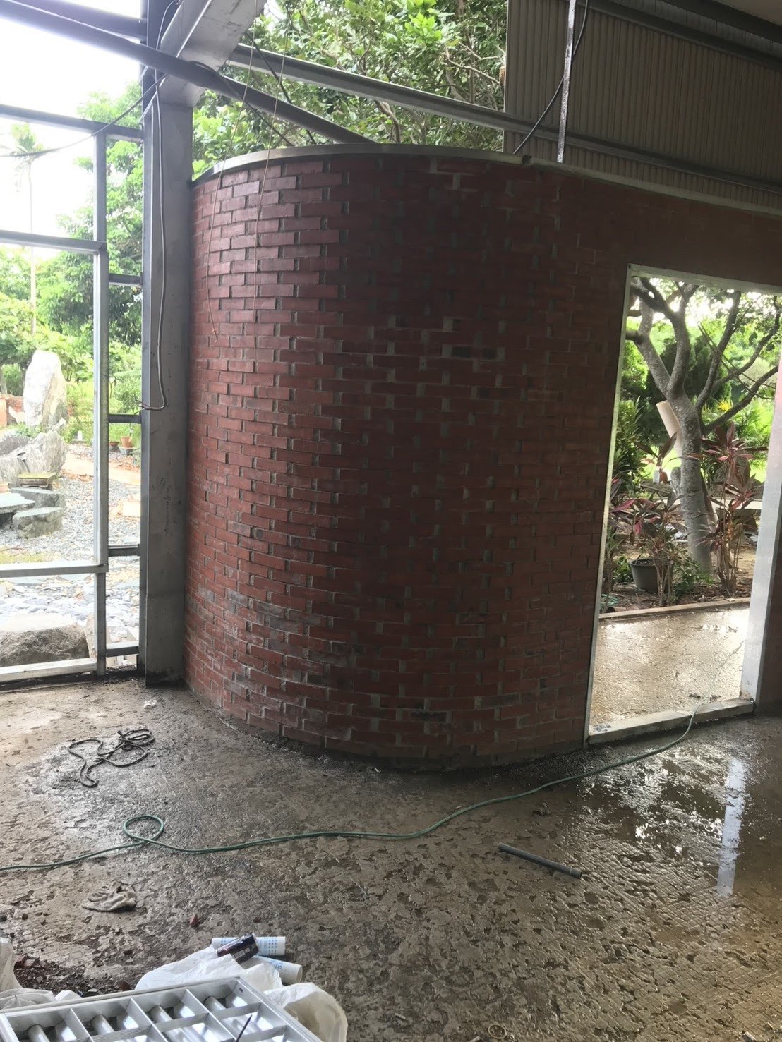 台北泥作實例:弧形紅磚牆砌築完工-年輕有為工程行