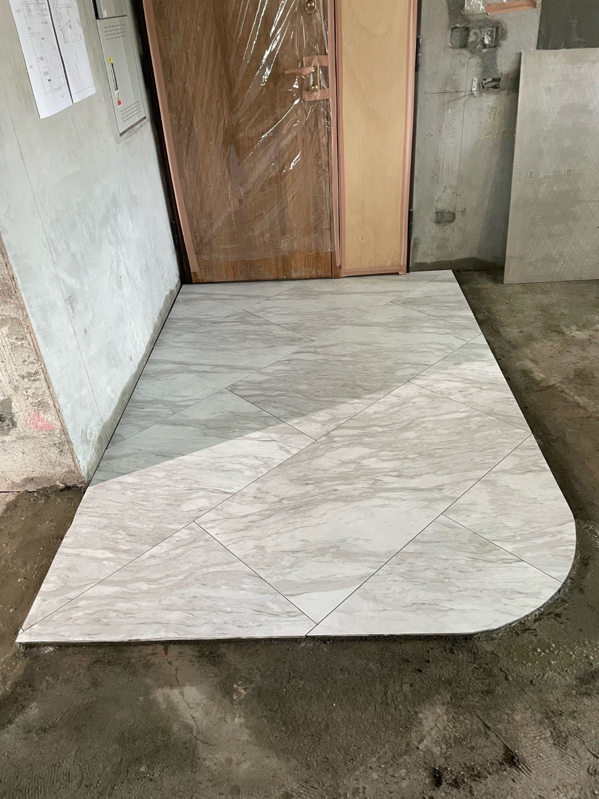 台北泥作實例:玄關大理石紋磁磚斜貼與圓弧收邊-年輕有為工程行
