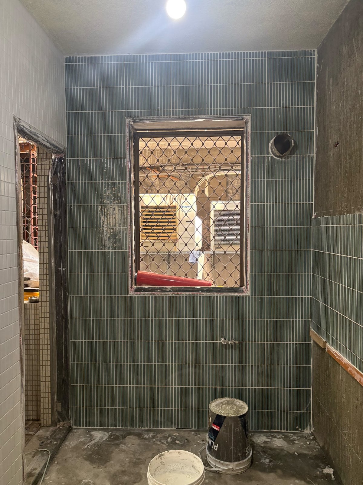 台北泥作壁磚實例：浴室・綠色條狀馬賽克－年輕有為工程行