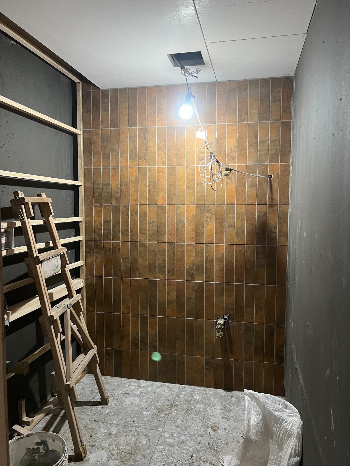台北泥作壁磚實例：浴室・鏽色長條磚直貼－年輕有為工程行