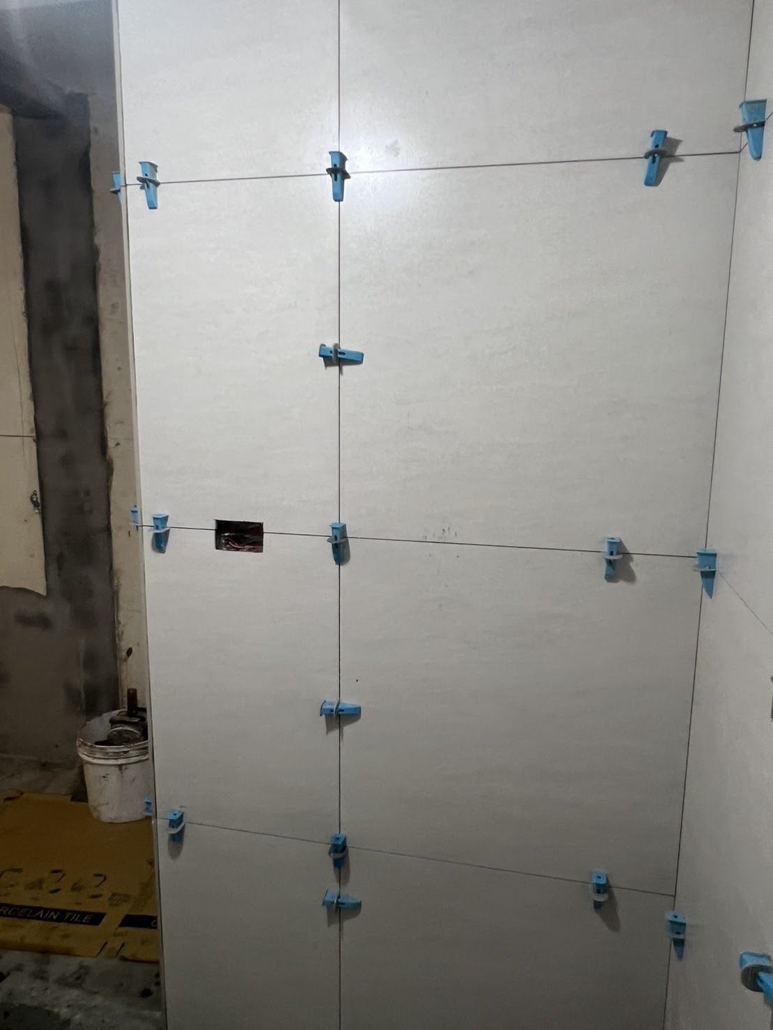 台北泥作壁磚實例：浴室・淺色大板磚・施工中整平器－年輕有為工程行