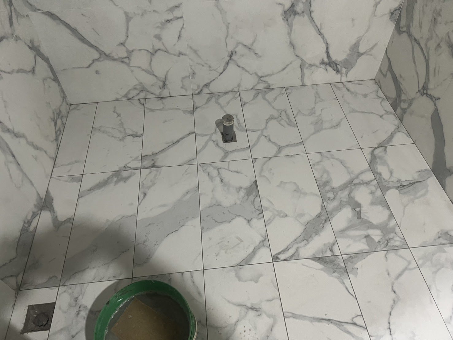 台北泥作壁磚實例：浴室・白色大理石紋地壁磚－年輕有為工程行